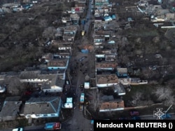 На фотографии видны образовавшийся кратер и здания, поврежденные в результате российского ракетного удара по городу Николаев, 7 февраля 2024 года