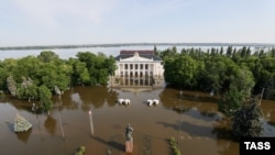 Дворец культуры на Днепровском проспекте. подтопленный после подрыва Каховской ГЭС. Новая Каховка, Херсонская область. 7 июня 2023 года