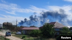 Дым над аэродромом в Новофедоровке поблизости от города Саки в оккупированном Крыму, 9 августа 2022 года