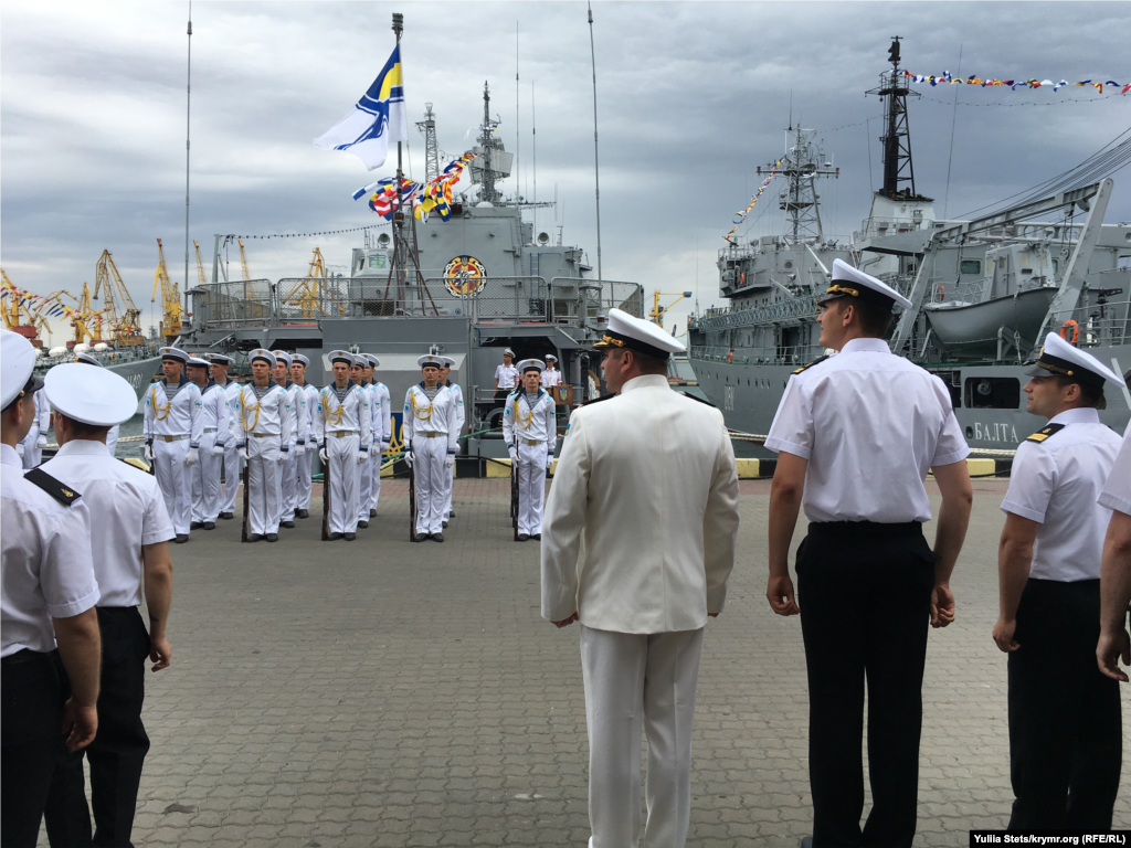 На кораблях торжественно подняли военно-морские флаги.&nbsp;