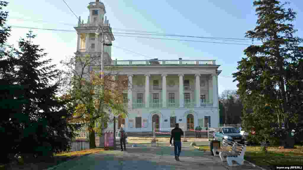 Реконструкция затронула даже площадку перед Матросским клубом