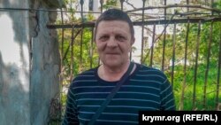 Левый активист Валерий Большаков у здания Нахимовского суда, 29 апреля 2019 года