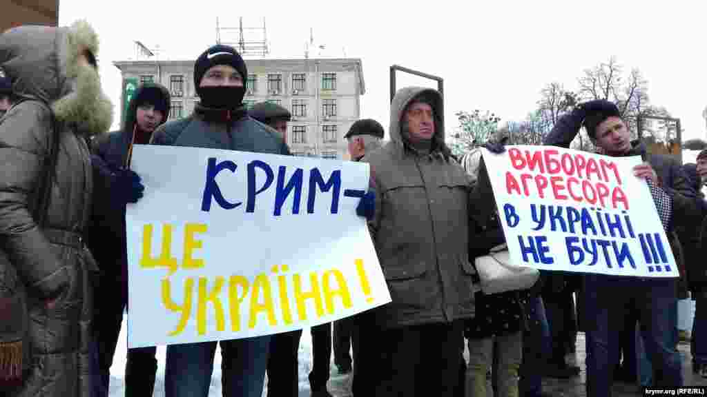 В центре Киева прошли акции против российских выборов в Крыму. У монумента Независимости активисты вышли с плакатами: &laquo;Крым &ndash; это Украина&raquo;, &laquo;Выборам агрессора в Украине не быть&raquo;, &laquo;Нет аннексированным выборам!&raquo;