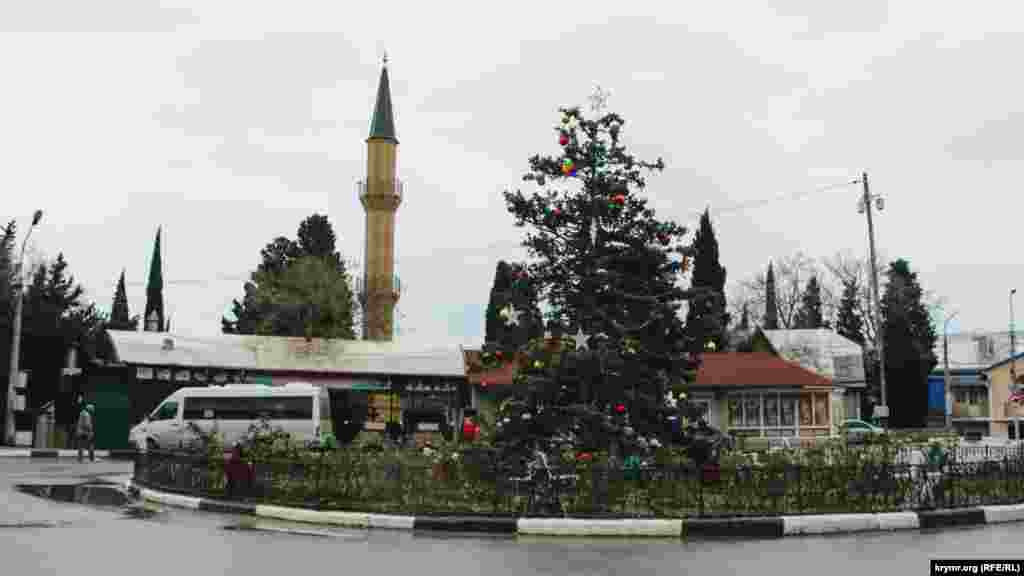 В центре Симеиза нарядили елку по случаю Нового года