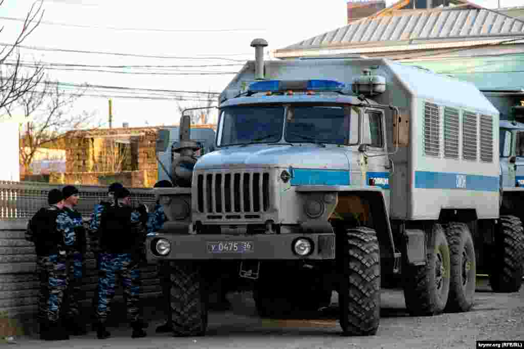 В случае отказа подчиниться их требованиям, силовики угрожали штрафом в размере от 10 до 20 тысяч рублей.