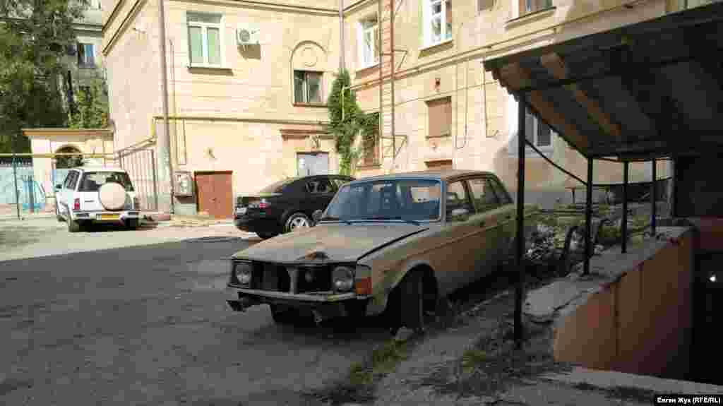 &laquo;Двор с фонтаном&raquo; оказался богатым на раритетные автомобили &ndash; в противоположном его углу расположился еще один